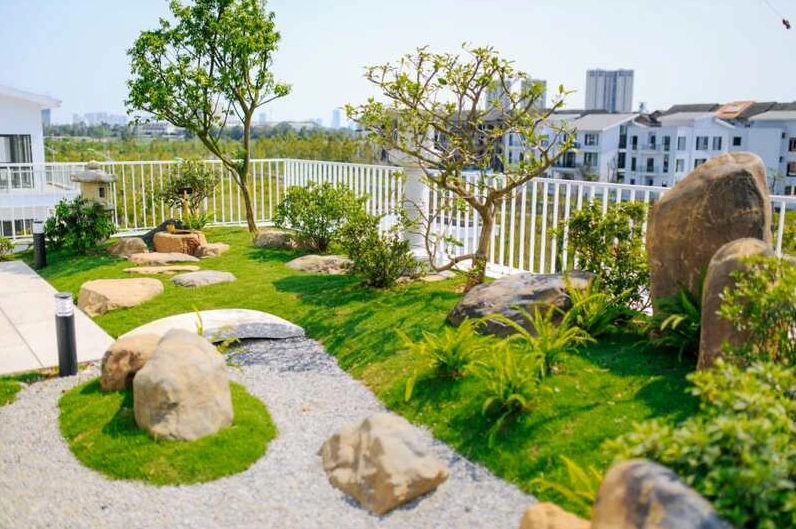 Không gian thi công sân vườn với nhiều hạng mục cảnh quan đang được sắp đặt hài hòa