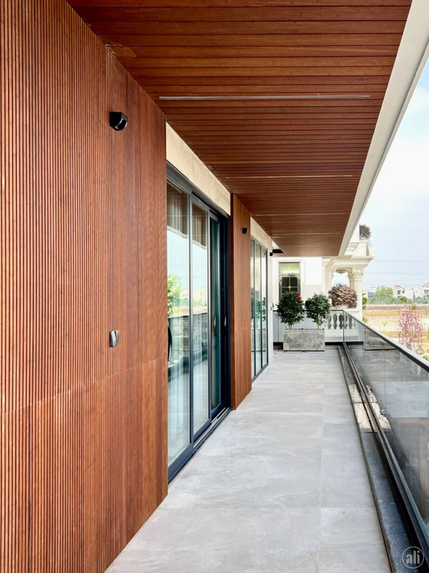 Không gian xanh ngoài trời dùng chất liệu tre ốp ấm áp bên cạnh mảng cây tự nhiên