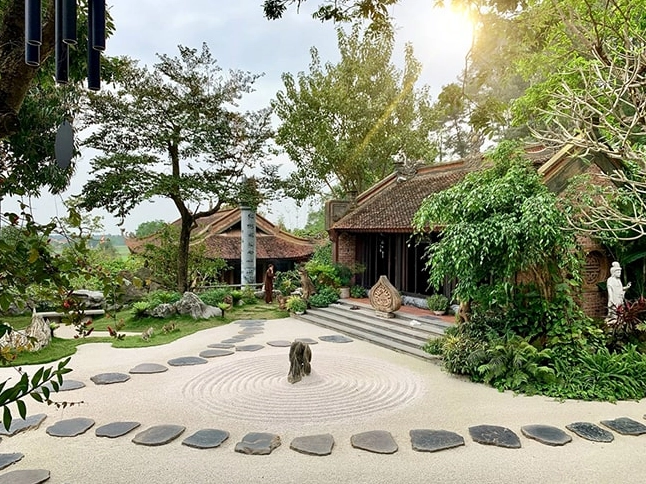 Khu vườn Nhật tại chùa Địa Tạng Phi Lai Tự ở Hà Nam với cây xanh, lối đi và không khí thanh tịnh