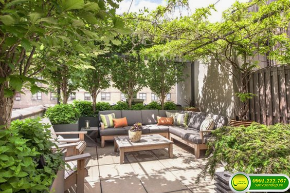 Khu vườn sân thượng đẹp với cây trồng xanh mát và bố cục tận dụng không gian cao