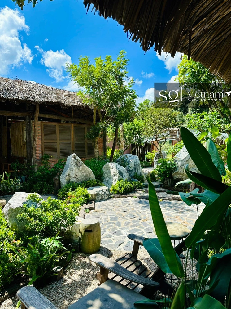 Khung cảnh cafe sân vườn Hồ Cốc Coffee Safari với thảm cây xanh và góc nhìn rộng
