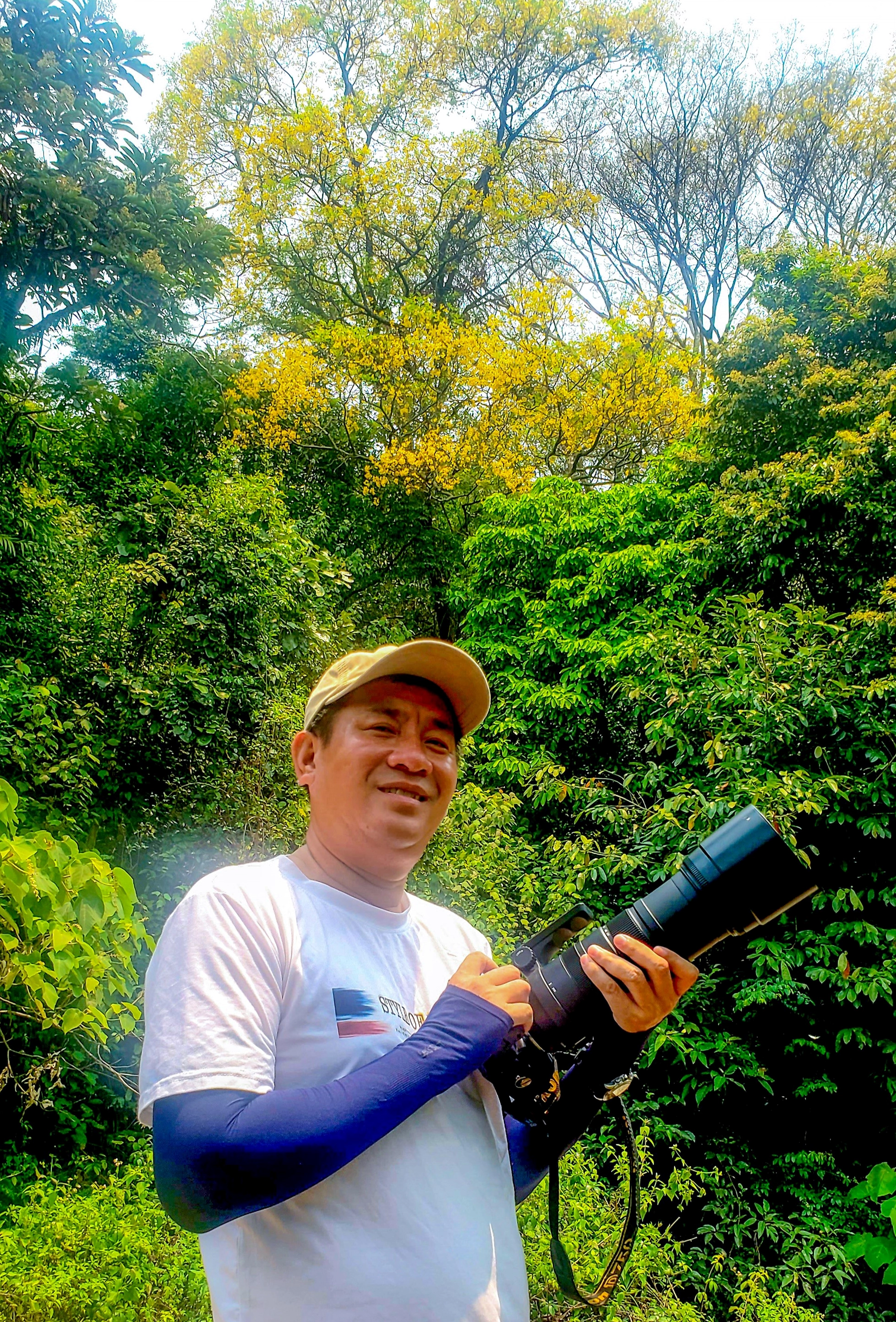Khung cảnh mùa hoa rực rỡ hòa cùng thiên nhiên Sơn Trà tạo nên sức hút lớn với du khách và nhiếp ảnh gia