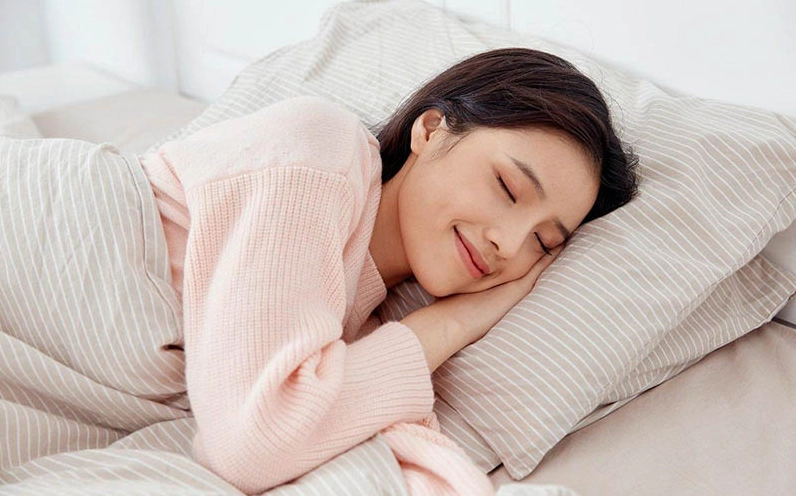 Khung hình minh họa quả bách xù gắn với cảm giác thư giãn và giấc ngủ ngon hơn
