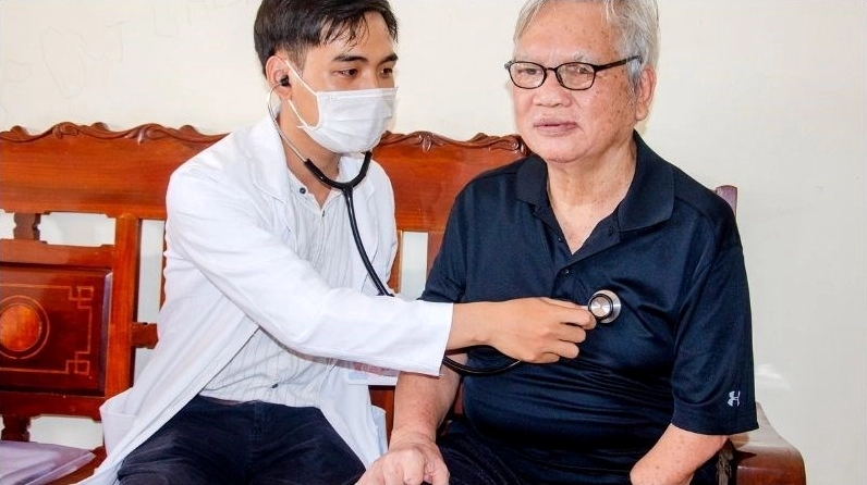 Khung hình về Cây Hoàng Kim Ngọc gắn với lời khuyên tham khảo chuyên môn trước khi dùng và liều lượng phù hợp