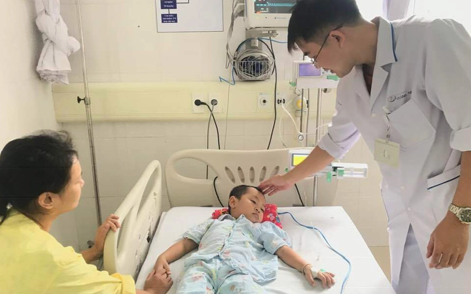 Lá lộc mại xanh được chụp trong nội dung cảnh báo nguy cơ ngộ độc khi dùng chữa táo bón