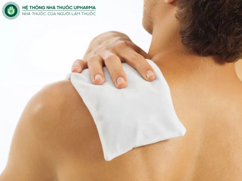 Lá xương rồng được chuẩn bị để đắp ngoài da với sắc xanh tự nhiên và bề mặt mọng nước