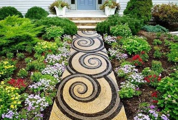 Lối đi sân vườn kiểu Mosaic độc đáo với họa tiết sinh động và màu sắc nghệ thuật