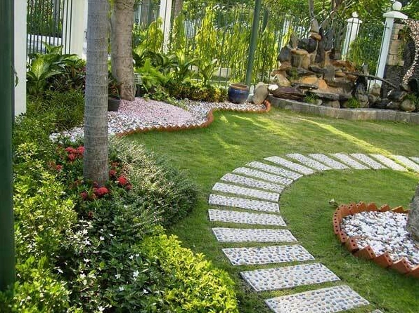 Lối đi sân vườn trải sỏi tạo điểm nhấn khác biệt với sắc đá nhỏ tự nhiên