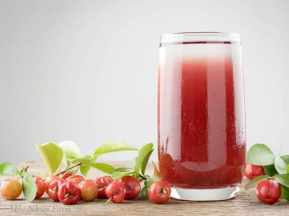Ly nước ép sơ ri giàu dinh dưỡng có màu đỏ cam tươi mát đầy sức sống