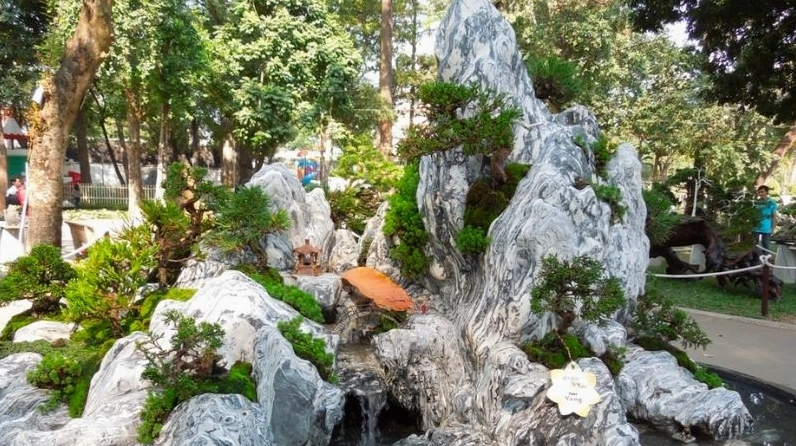 Mẫu hòn non bộ tiểu cảnh sân vườn kết hợp đá nước và cây xanh tạo không gian thư thái