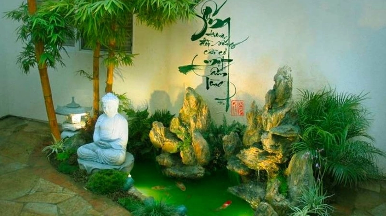 Mẫu hòn non bộ trong nhà tiểu cảnh đẹp mắt với cây xanh phủ quanh chân đá