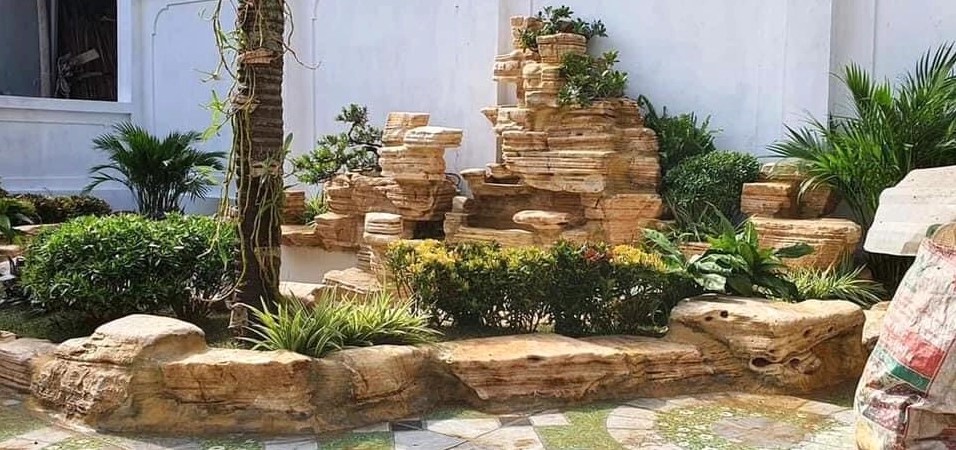 Mẫu sân vườn bằng đá cổ thạch với sắc đá tự nhiên và cây xanh điểm nền