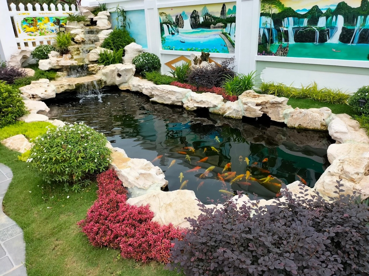 Mẫu tiểu cảnh sân vườn đẹp có cây xanh, đá cảnh và bố cục ngoài trời cân đối
