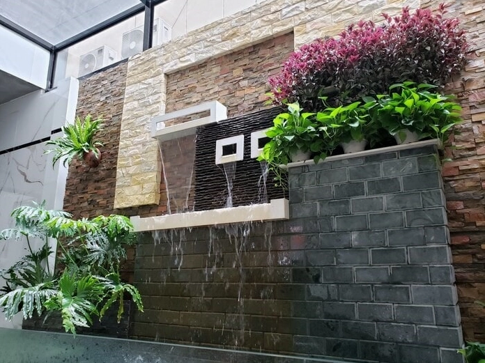 Mẫu tiểu cảnh trong nhà tại Hà Nội với đường nét xanh mát và vật liệu trang trí tinh tế