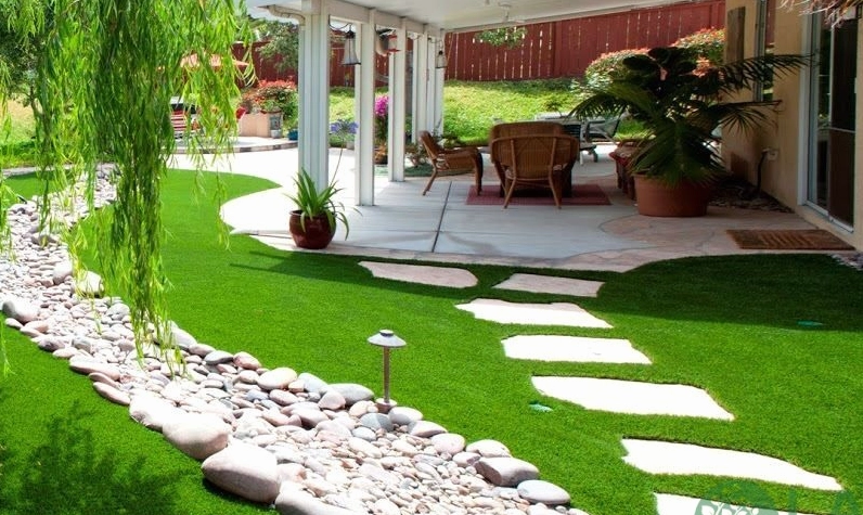 Mẫu trang trí sân vườn bằng cỏ nhân tạo với mặt cỏ phẳng mịn và sáng sạch