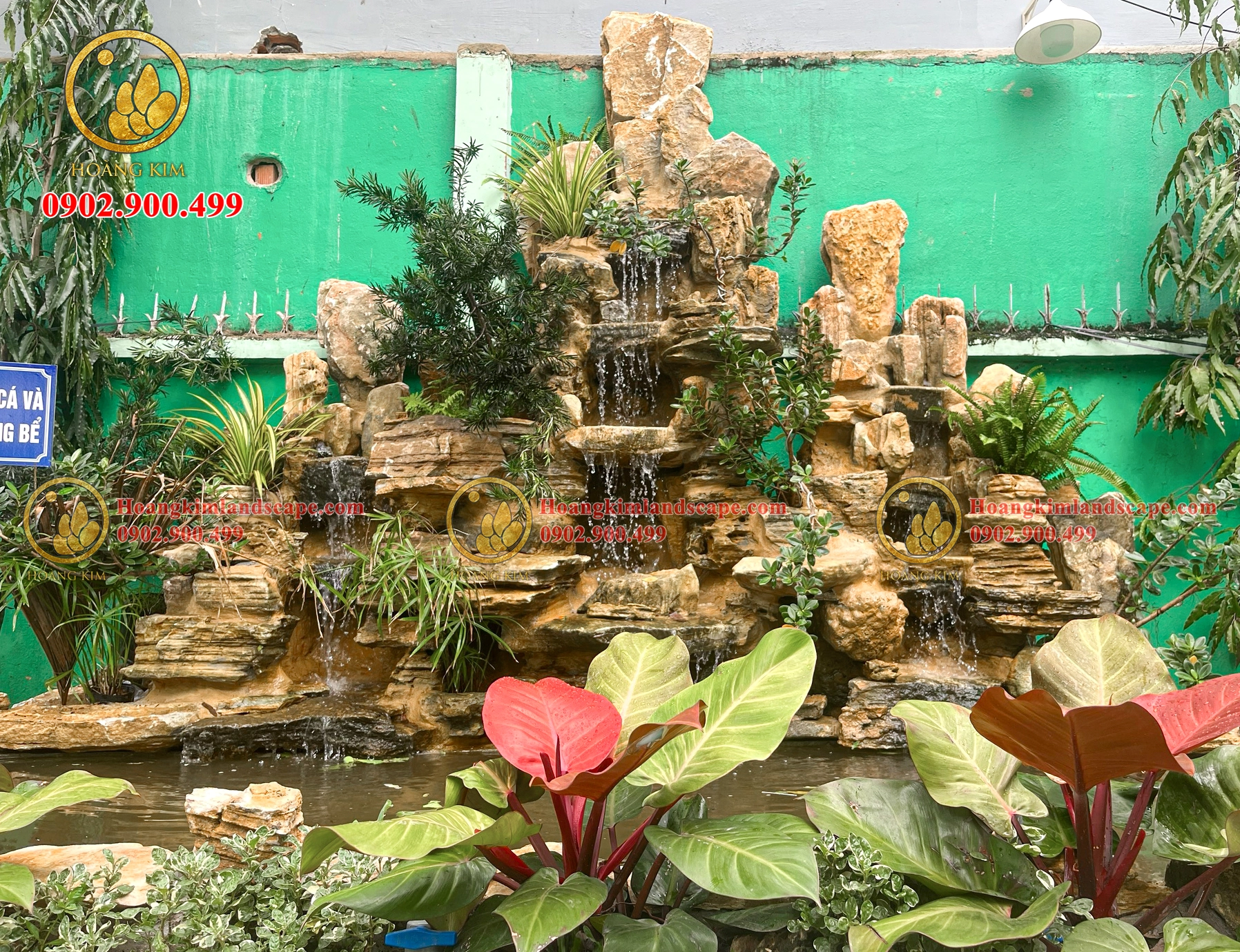 Mô hình núi tự nhiên thu nhỏ trong vườn cảnh với đá nước và cây xanh hài hòa