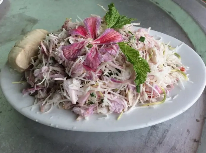 Món nộm hoa ban mang sắc trắng ngà dân dã thể hiện cách loài hoa này đi vào ẩm thực vùng cao