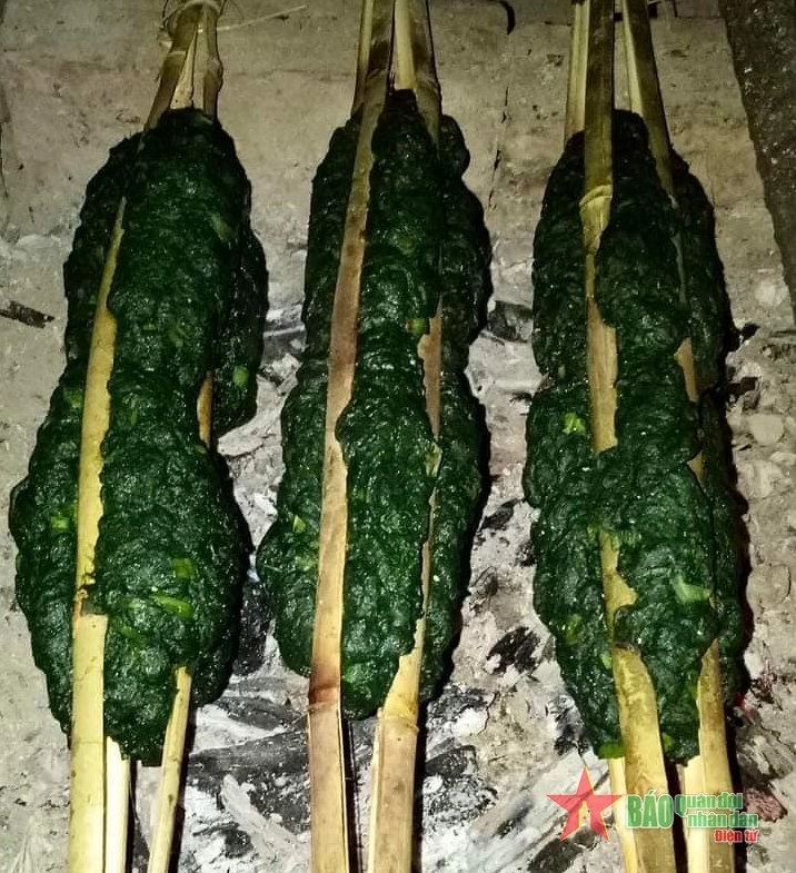 Món Rêu Đá nướng của người Thái với lớp rêu được gói và làm chín theo cách truyền thống