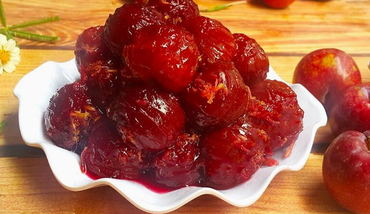 Mứt mận miền Bắc dẻo trong có màu đỏ nâu hấp dẫn