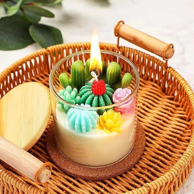 Nến hình xương rồng xanh với chi tiết nụ hoa nhỏ tạo điểm nhấn dễ thương