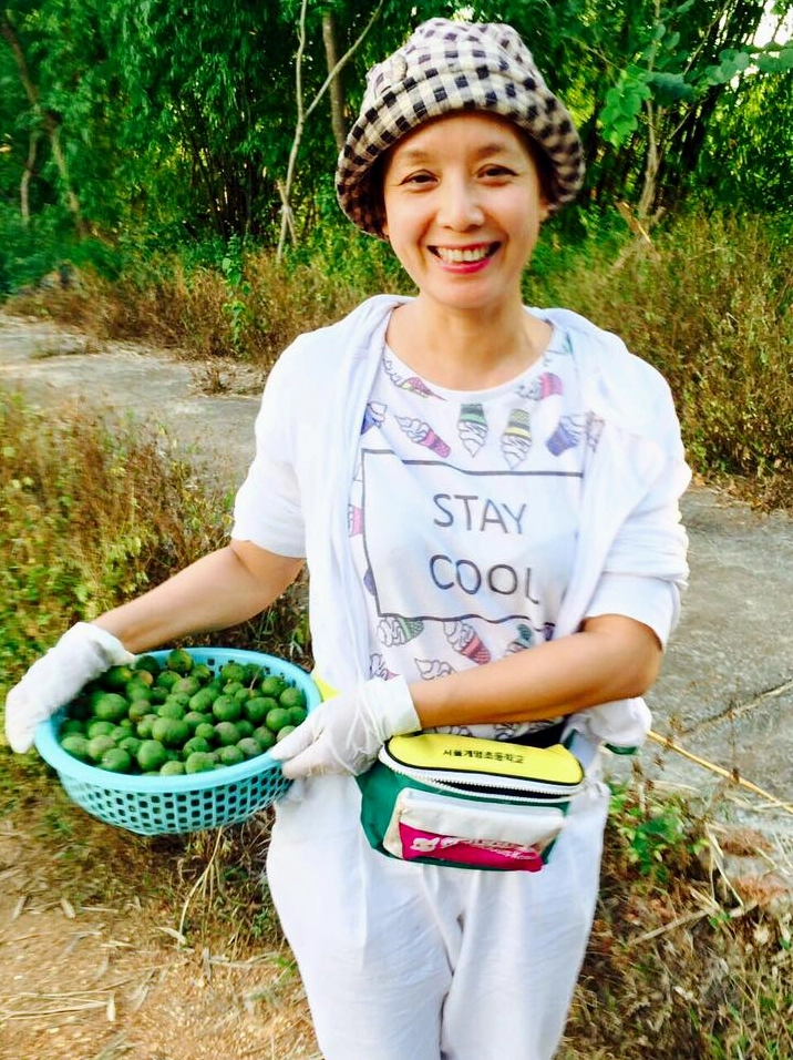 Nghệ sĩ Chiều Xuân tự tay thu hoạch sản phẩm từ vườn nhà