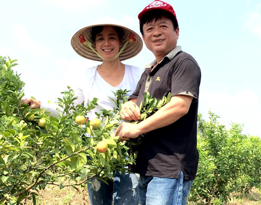 Nghệ sĩ Chiều Xuân và nhạc sĩ Đỗ Hồng Quân trong khu vườn gia đình xanh mát