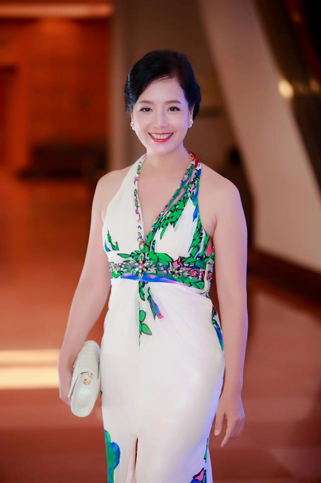 Nghệ sĩ Chiều Xuân xuất hiện kiêu sa trong khung hình mở đầu bộ ảnh về khu vườn xanh