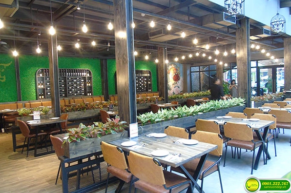 Nhà hàng sân vườn đẹp với cây xanh tạo bóng mát và bầu không khí thư giãn