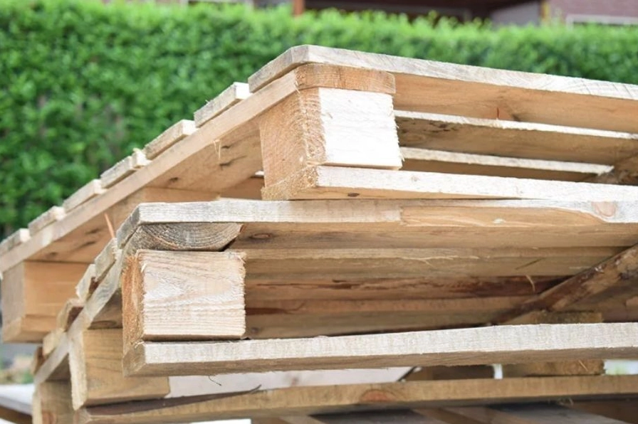Những tấm pallet gỗ nguyên bản có thể tái chế để trang trí sân vườn