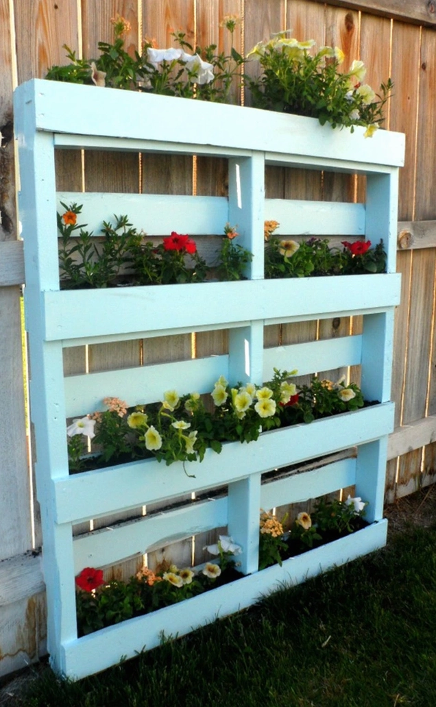 Pallet gỗ được ứng dụng trong sân vườn tạo bố cục tự nhiên cho cây và hoa