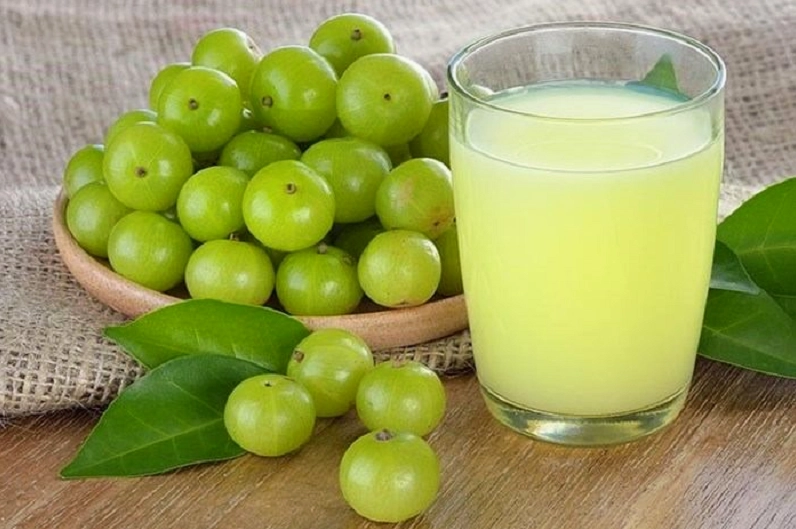 Quả Me Rừng được dùng trong nước uống với màu sắc tự nhiên và bối cảnh chăm sóc sức khỏe