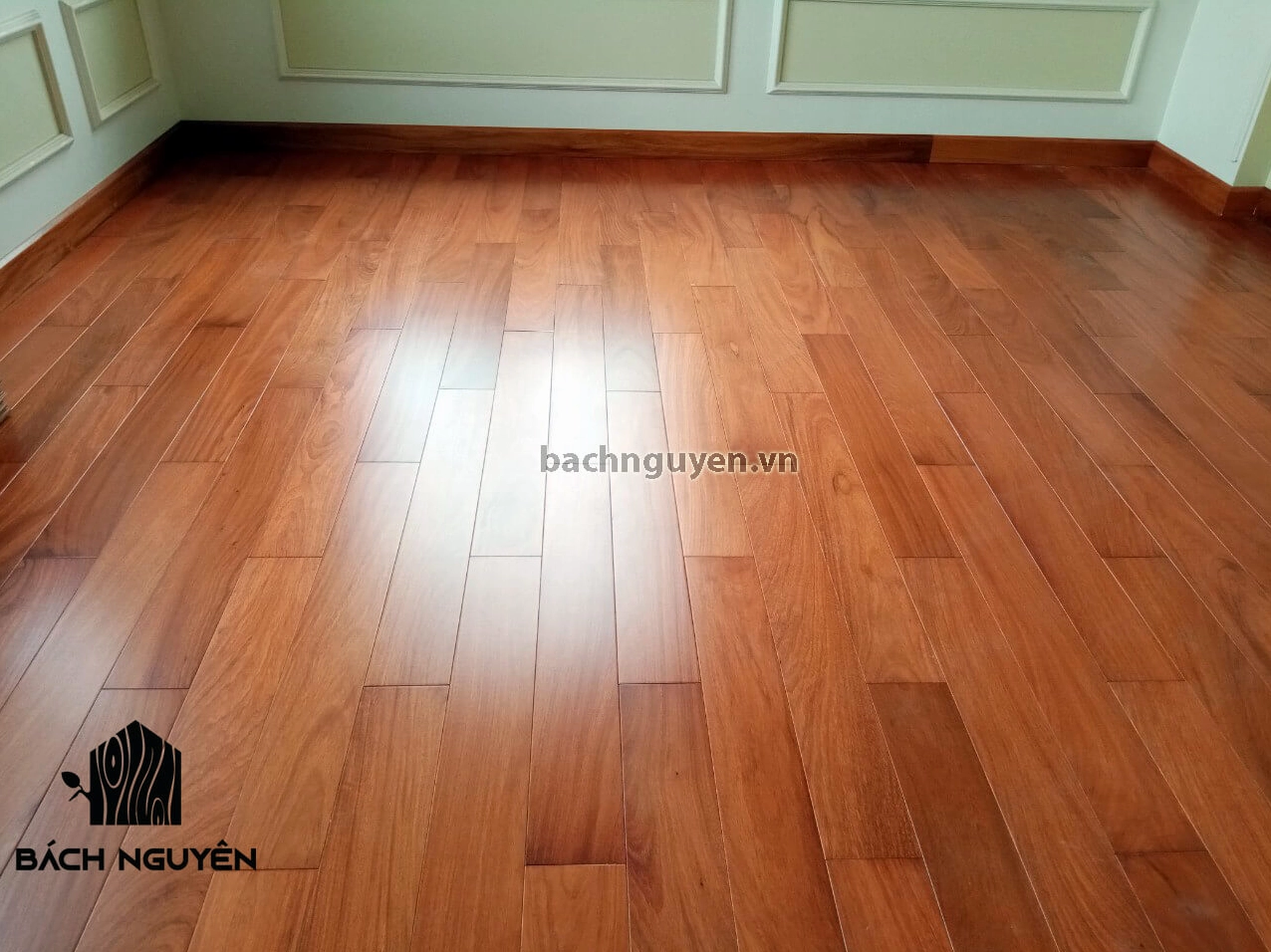 Sàn gỗ Gõ Đỏ Nam Phi có màu nâu đỏ bóng đẹp và vân gỗ đều