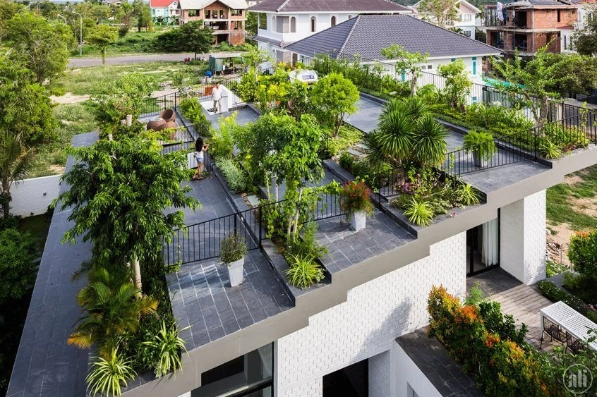 Sân thượng phủ thảm thực vật xanh mướt, tạo nơi thư giãn gần bầu trời