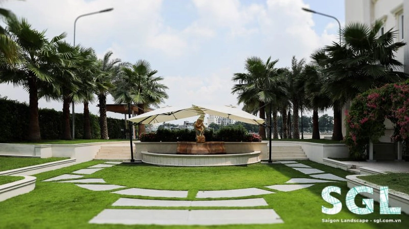 Sân vườn biệt thự cổ điển Thảo Điền với mảng xanh sang trọng và kiến trúc bề thế