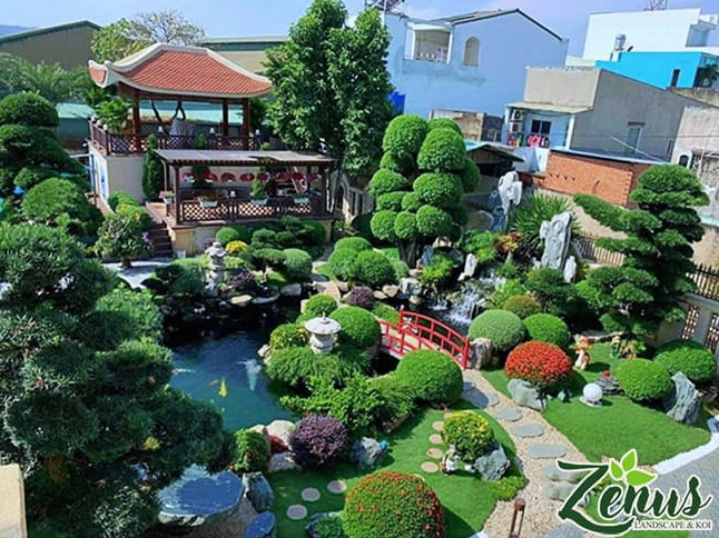 Sân vườn biệt thự đẳng cấp với hồ nước và cây xanh tạo vẻ sang trọng yên bình