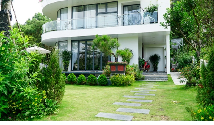 Sân vườn biệt thự hiện đại với thảm xanh và đường nét cảnh quan sang trọng