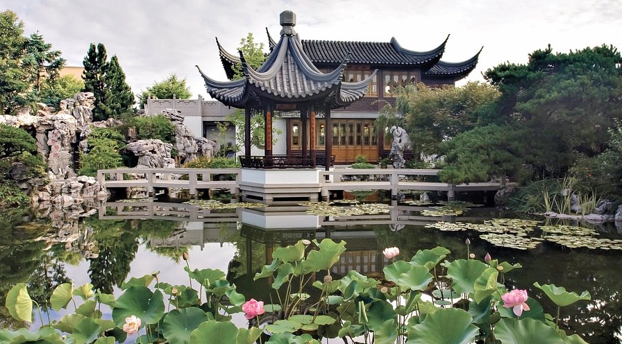 Sân vườn biệt thự phong cách Trung Hoa với cây cảnh, đường nét truyền thống và không gian trầm mặc