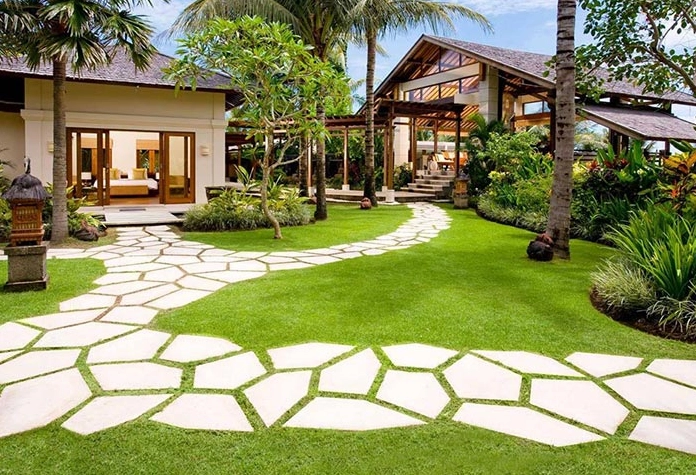 Sân vườn biệt thự với đồi cỏ xanh và lối dạo sỏi uốn lượn mềm mại
