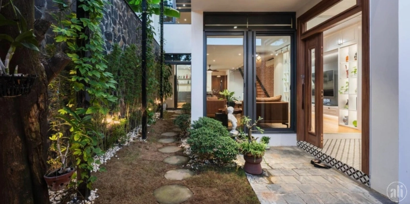 Sân vườn được bố trí cân đối với cây xanh, lối đi và khoảng nghỉ ngoài trời yên bình