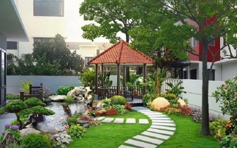 Sân vườn được trang trí bằng cỏ nhân tạo với sắc xanh đều màu và bố cục gọn gàng