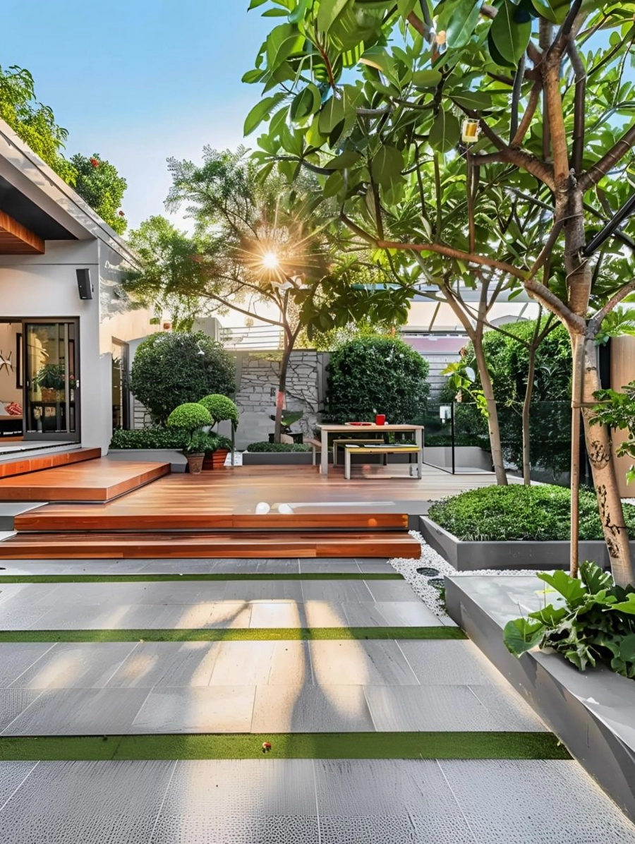 Sân vườn hiện đại với bố cục cây cảnh thanh thoát tạo cảm giác sang trọng cho biệt thự