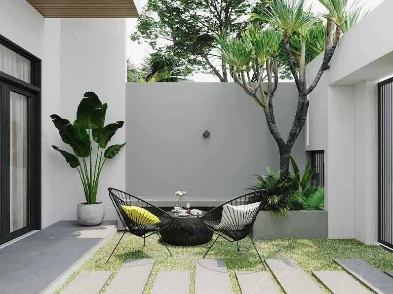 Sân vườn nhà phố mẫu 10 có bố cục cây cảnh hài hòa và vẻ đẹp hiện đại