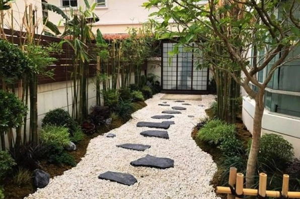 Sân vườn Nhật Bản tinh giản với lối đi, cây xanh và đá trang trí