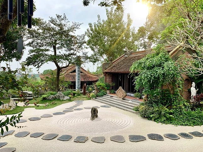 Sân vườn Nhật tại chùa Địa Tạng Phi Lai Tự ở Hà Nam với không gian đá và cây xanh thiền tĩnh