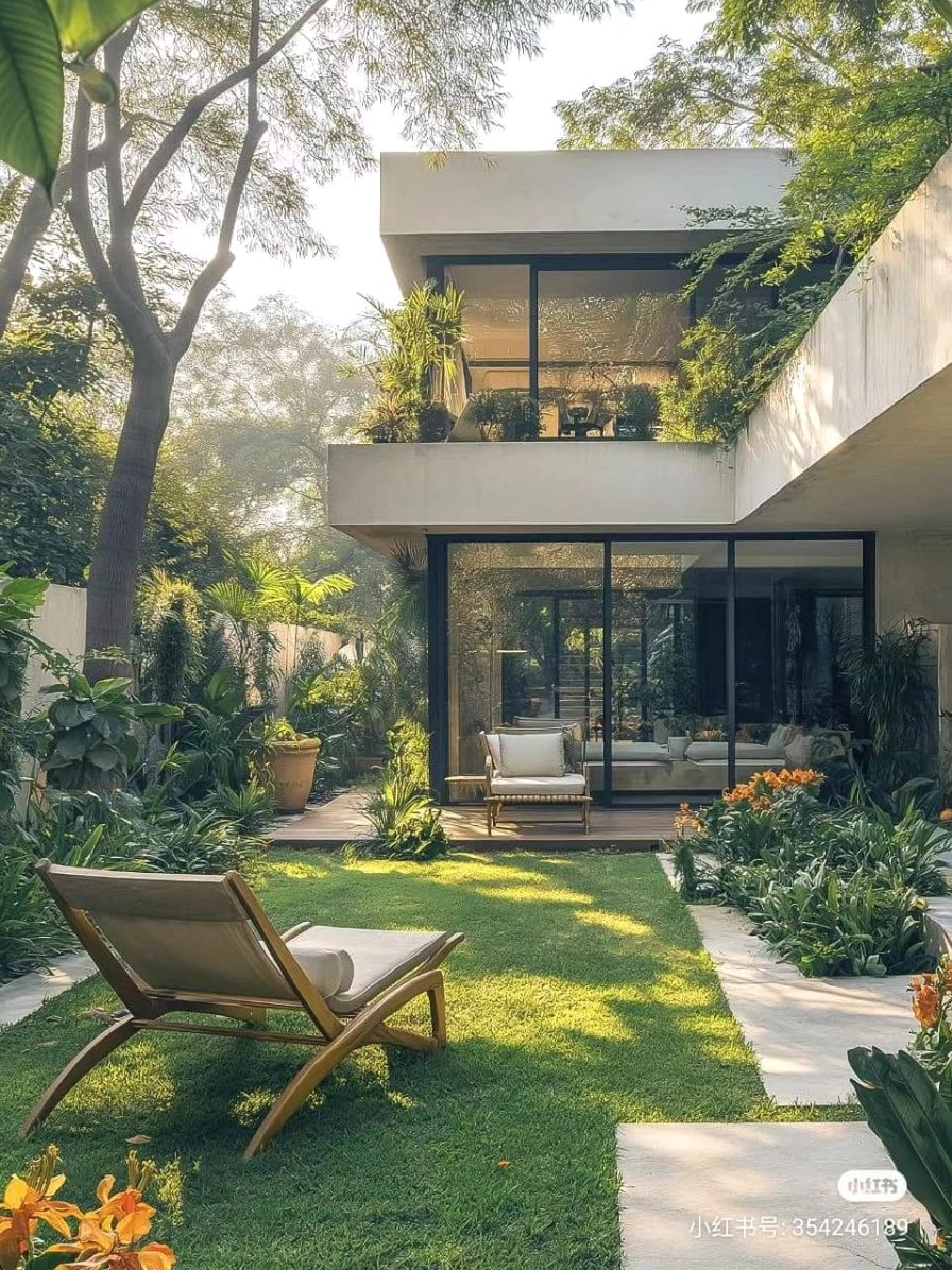 Sân vườn nhiệt đới trước nhà với nhiều lớp cây xanh tạo bóng mát tự nhiên