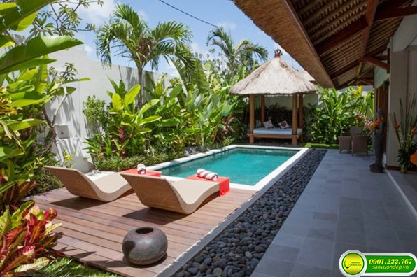 Sân vườn nhỏ được trang trí bằng cây xanh và chi tiết cảnh quan xinh xắn