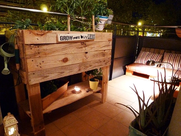 Sân vườn nhỏ với pallet gỗ mang phong cách tái chế gần gũi thiên nhiên