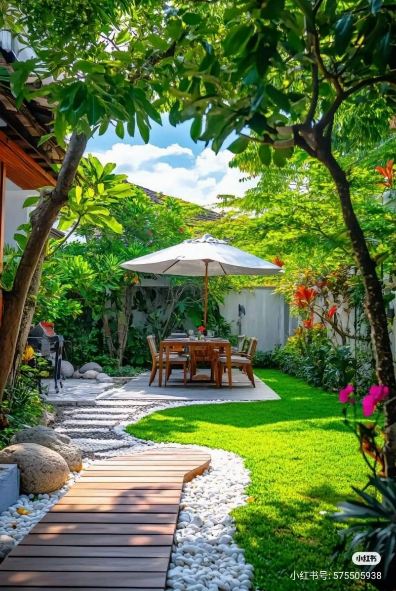 Sân vườn phía sau nhà với cây xanh và lối bố trí cảnh quan thư thái