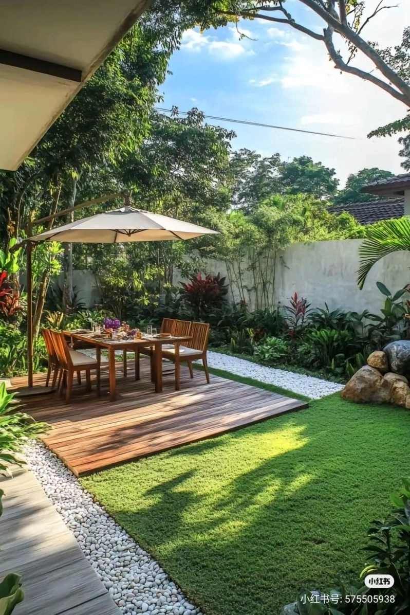 Sân vườn phía sau nhà xanh dịu với bố cục gần gũi thiên nhiên