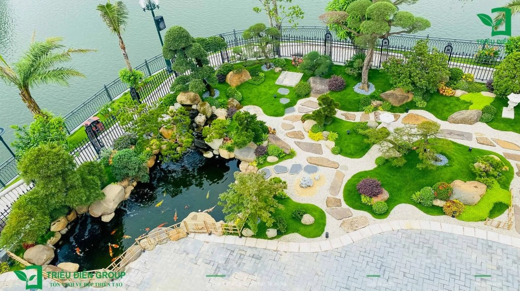 Sân vườn phong cách Nhật với hồ cá Koi, đá cuội, tùng la hán và lối dạo tinh tế